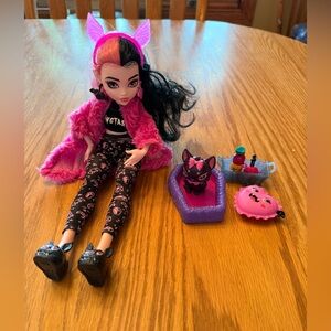Monster High Draculaura Doll with Accessories-Creepover